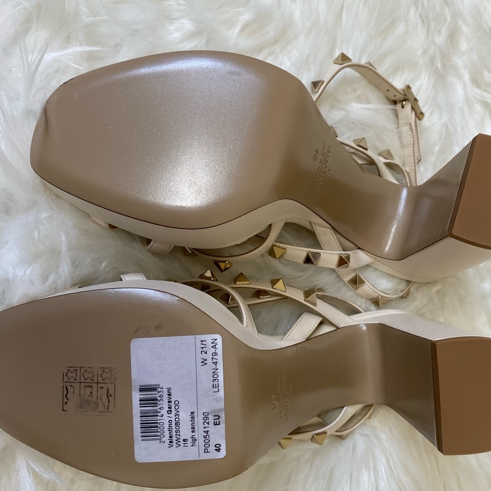 Valentino Garavani Rock Stud Peep Toe Heeled Sandals. White. Size 40/10